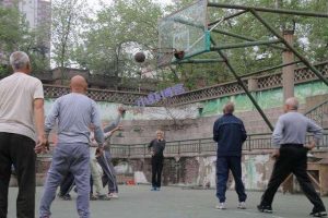 和大叔一起打篮球