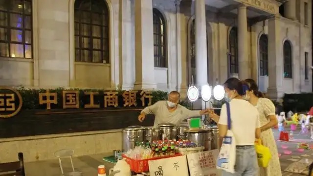 卖糖水爷爷遭网暴走红后不再出摊