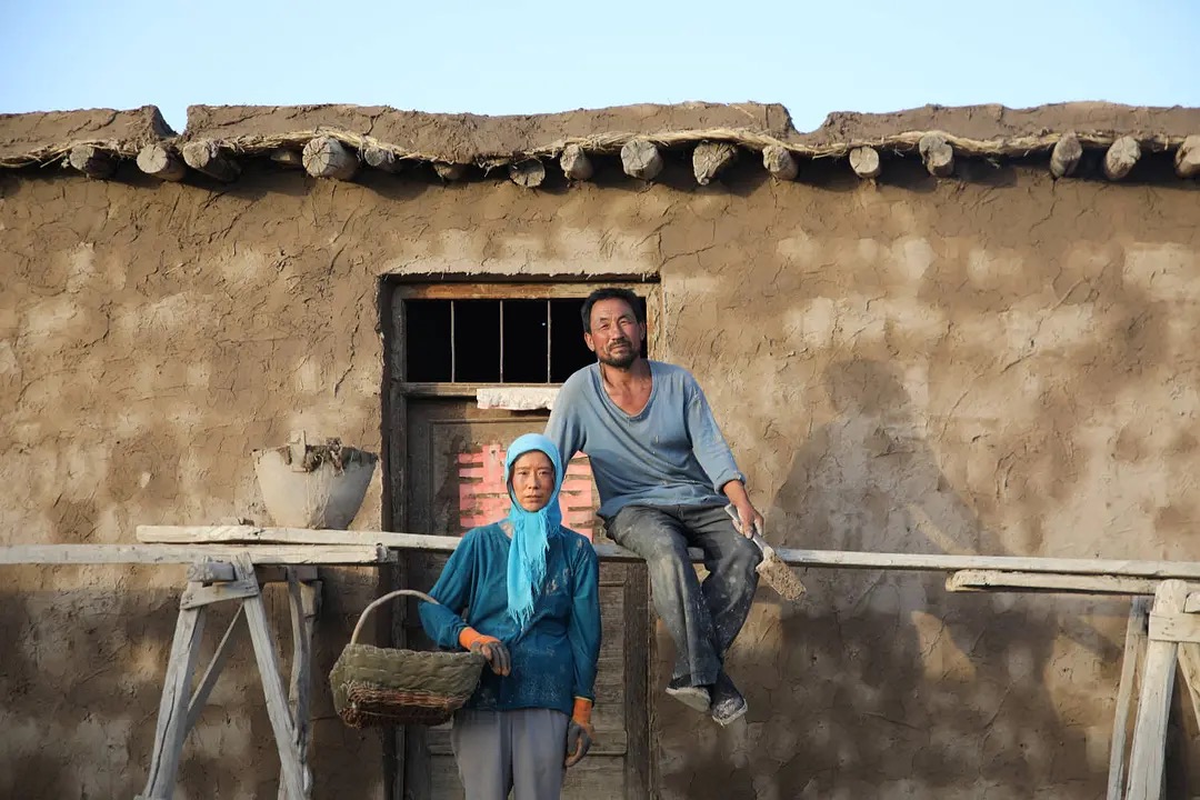 《隐入尘烟》海报文案,后劲很大