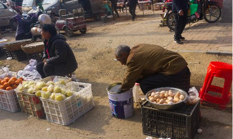 路边老人卖土鸡蛋赚钱吗?我被忽悠了