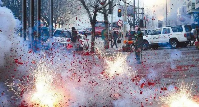 烟花爆竹到底该不该禁?