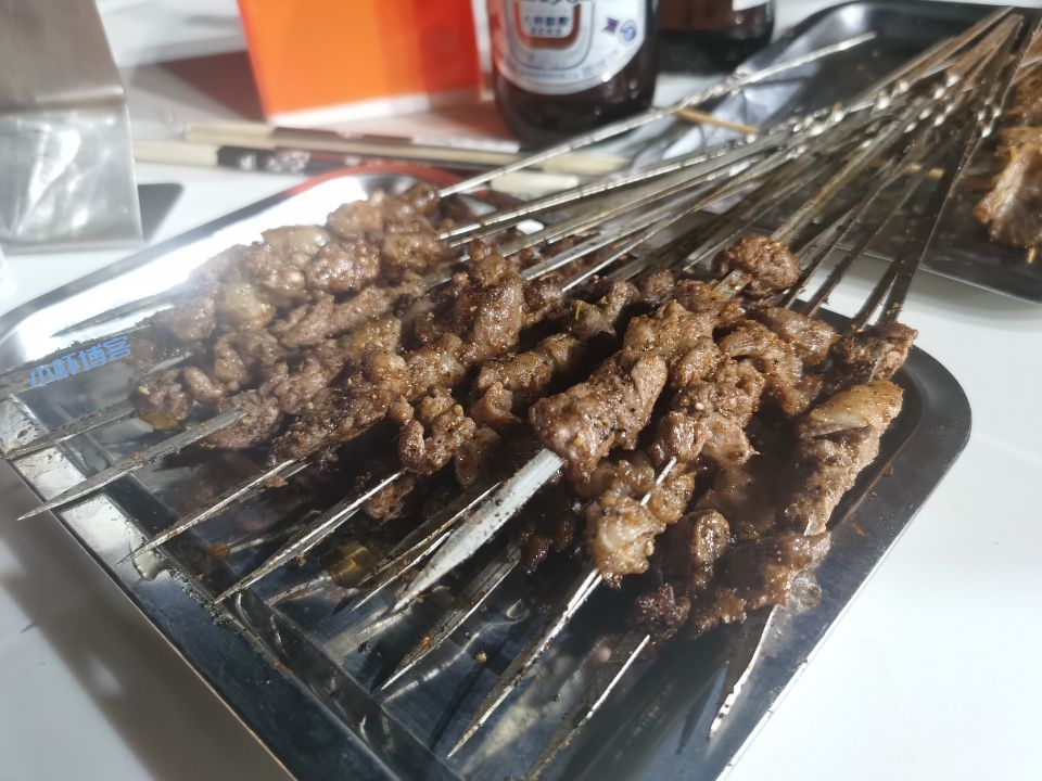 小区西门开了一家烧烤店,老板被坑了