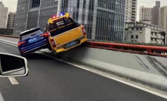 高架两车斗气碰撞险些坠桥